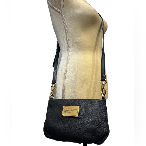 Marc Jacobs Handbags - ★ EUC Iconic Marc Jacobs Black Gold-tone Hardware Crossbody Bag